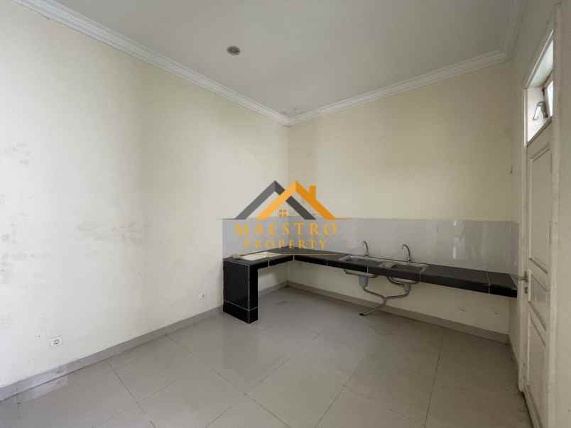 dijual villa komplek citraland gama