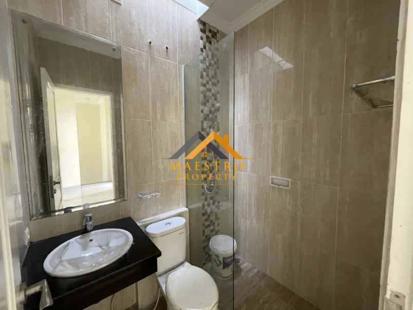 dijual villa komplek citraland gama