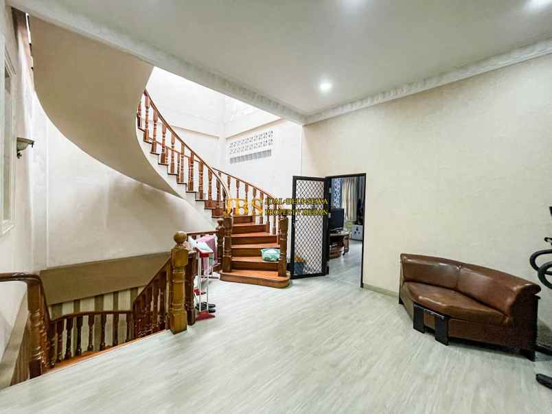 dijual villa komplek taman anggrek