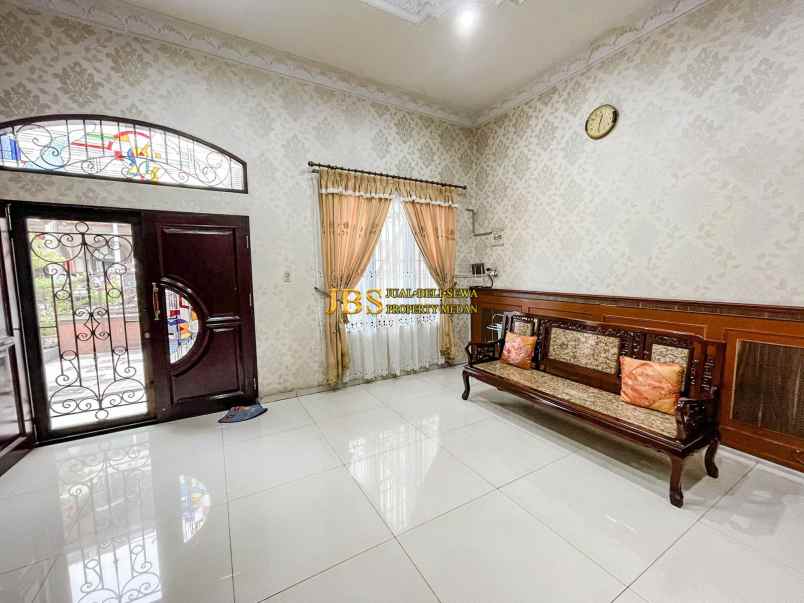 dijual villa komplek taman anggrek