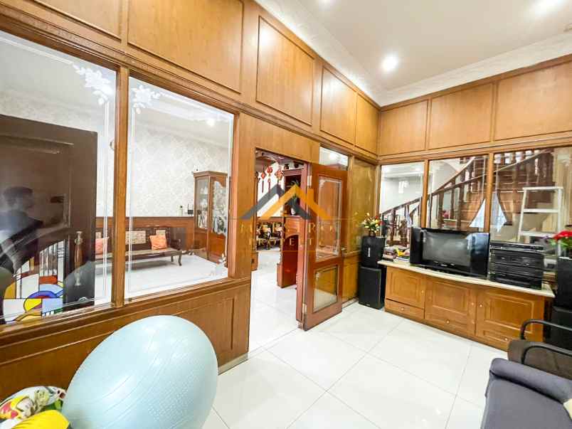 dijual villa komplek taman anggrek