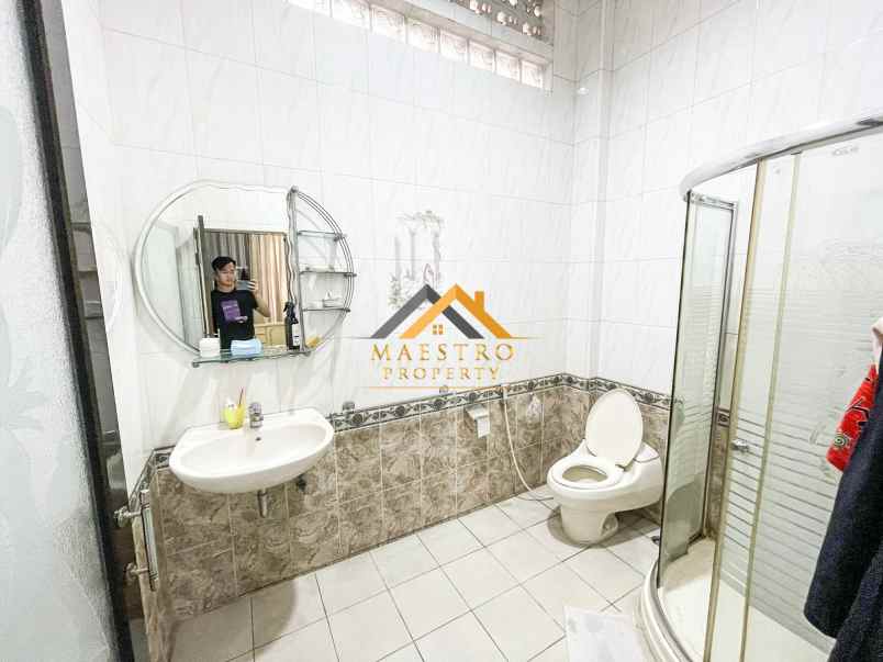 dijual villa komplek taman anggrek