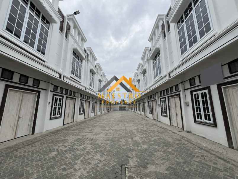 dijual villa komplek union mentari