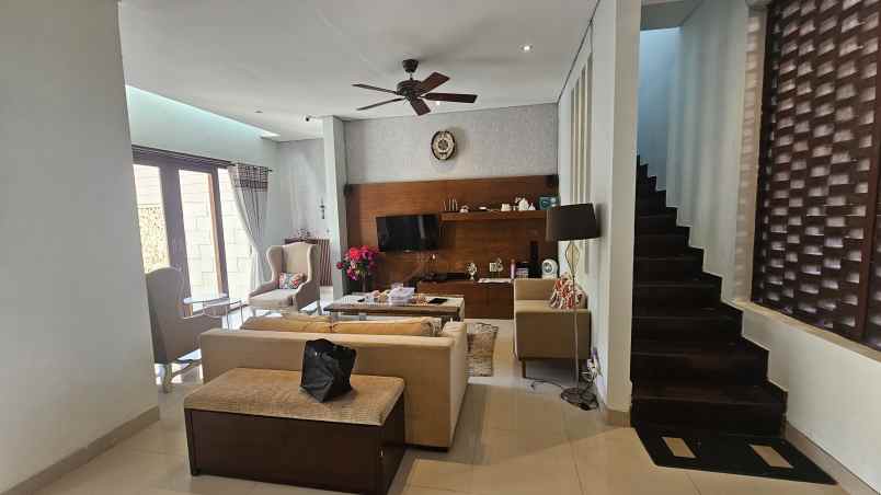 dijual villa lantai 2 lokasi pererenan canggu