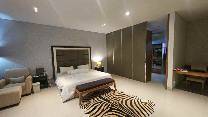 dijual villa lantai 2 lokasi pererenan canggu