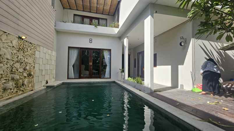 dijual villa lantai 2 lokasi pererenan canggu