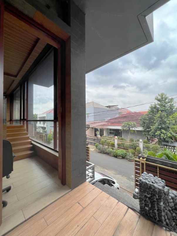 langka rumah 3 lantai pejaten ada taman private lift