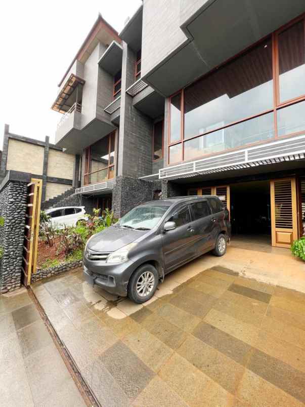 langka rumah 3 lantai pejaten ada taman private lift