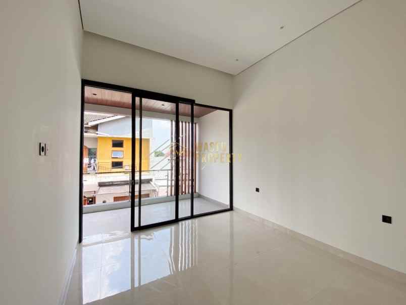 rumah 2 lantai bonus kolam renang hanya 7 menit ke ugm