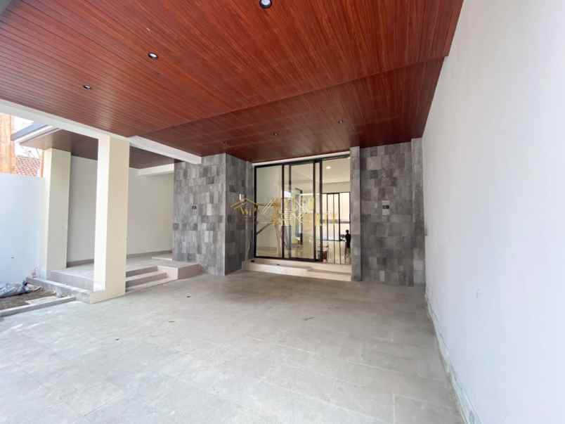 rumah 2 lantai bonus kolam renang hanya 7 menit ke ugm