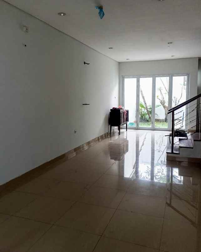 rumah 2 lantai dalam cluster di rempoa tangsel