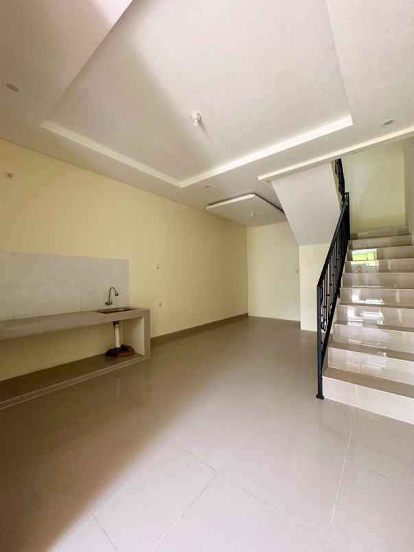 rumah 2 lantai desain elegan di ciracas jakarta timur