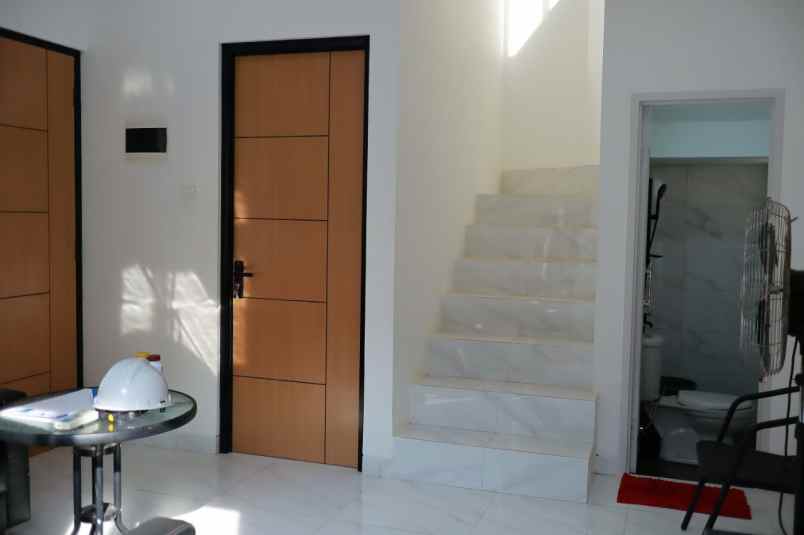 rumah 2 lt dgn design elegant di daerah strategis