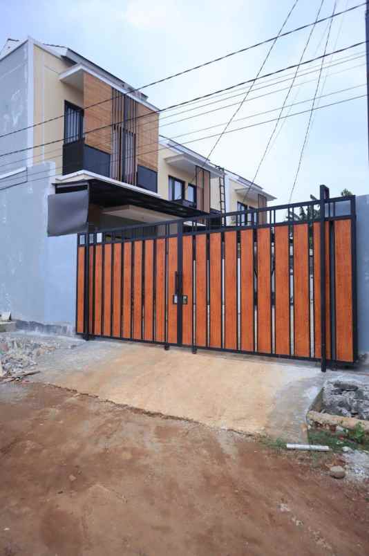 rumah 2 lt dgn design elegant di daerah strategis