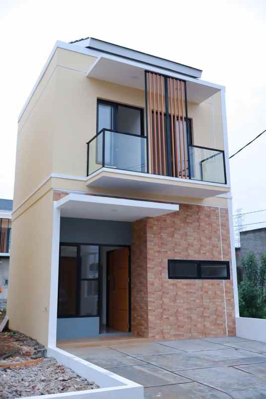 rumah 2 lt dgn design elegant di daerah strategis