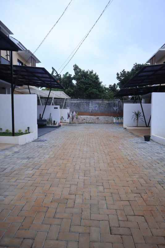 rumah 2 lt dgn design elegant di daerah strategis