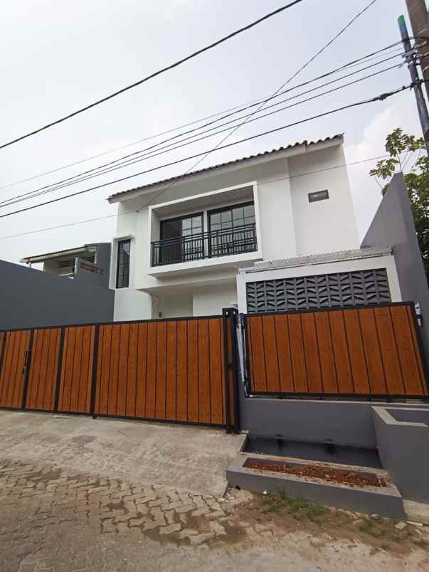 rumah bangunan baru modern tropis dalam komplek