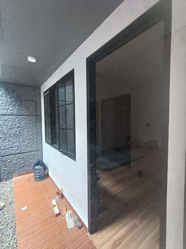 rumah bangunan baru modern tropis dalam komplek