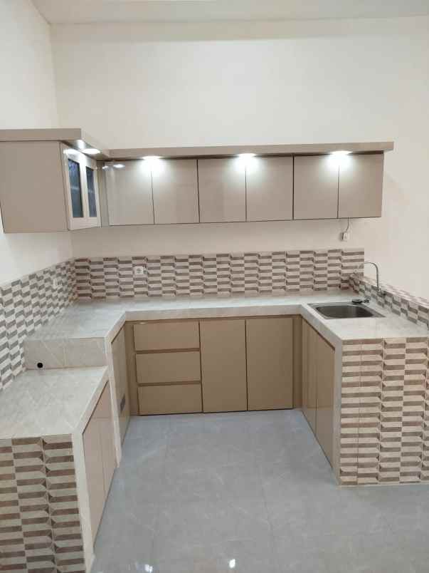 rumah baru 2 lantai di mulyosari semi furnish