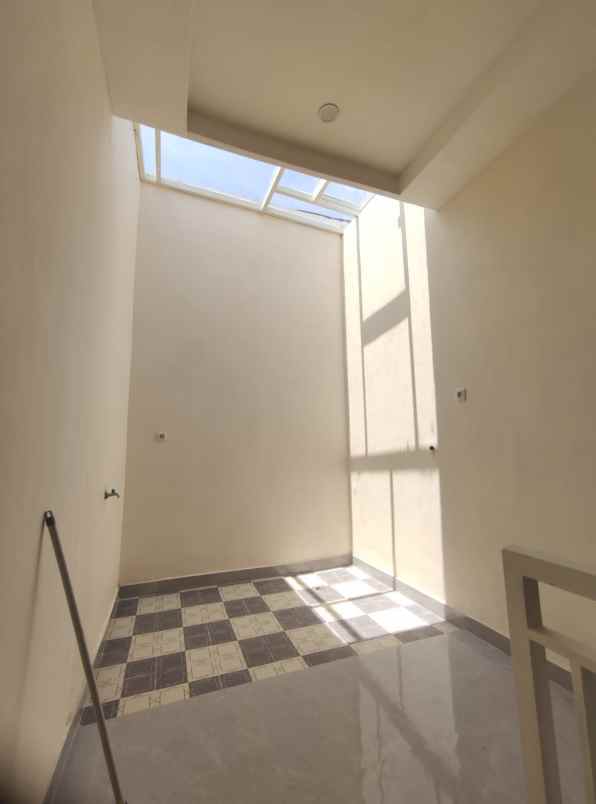 rumah baru 2 lantai di mulyosari semi furnish