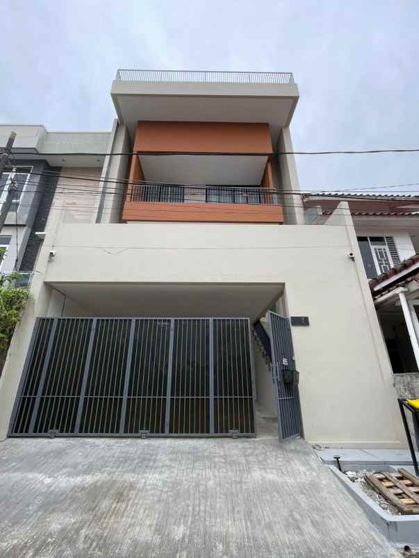 rumah baru 4lantai rooftop pulomas jakarta timur