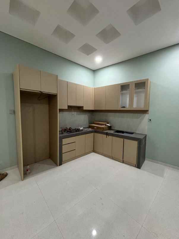 rumah baru dalam townhouse di duren sawit jaktim