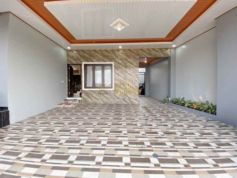 rumah besar siap huni dekat ring road utara