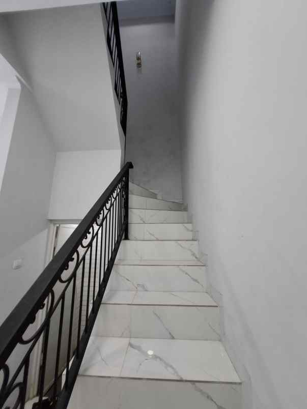 rumah classic modern minimalis di beji kota depok