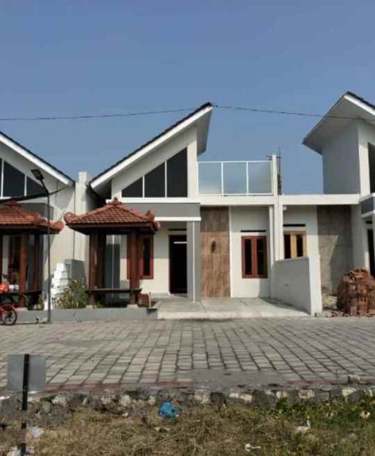 rumah etnik tapi modern dengan gazebo cantik