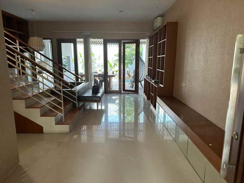 rumah full furnished mewah di clover hills residence