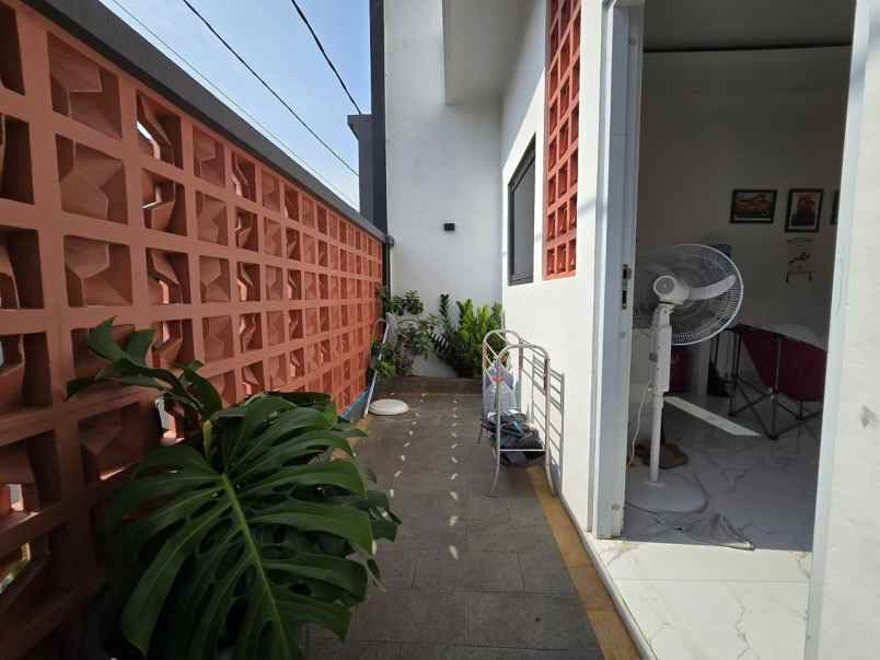 rumah hook pinggir jalan duren sawit cocok usaha 3 5m