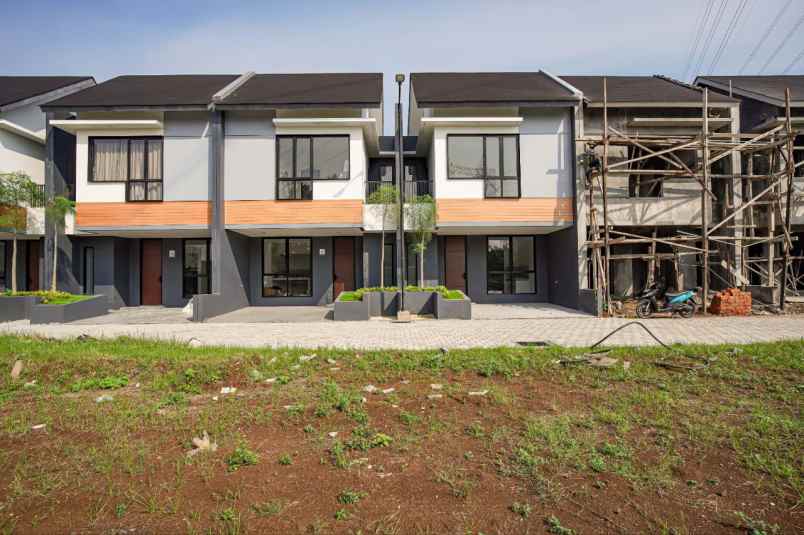 rumah mewah 2 lantai di sawangan depok