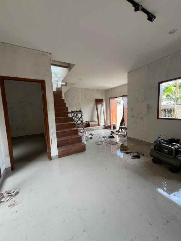 rumah mewah 2 lantai siap huni