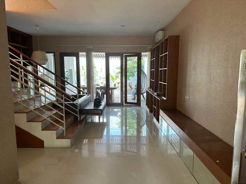 rumah mewah ada kolam renang di clover hills residence