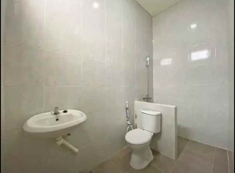 rumah mewah baru kebon baru 3kt 4km halaman luas shm