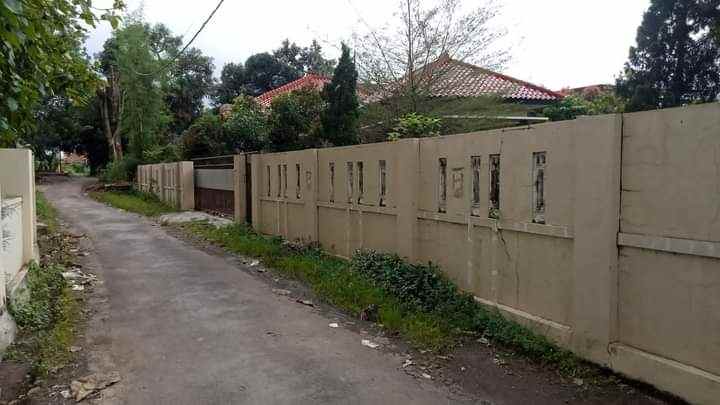 rumah mewah halaman luas siap huni