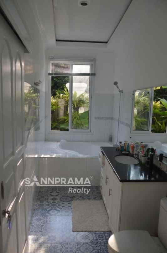 rumah mewah kemang plus kolam renang uchi