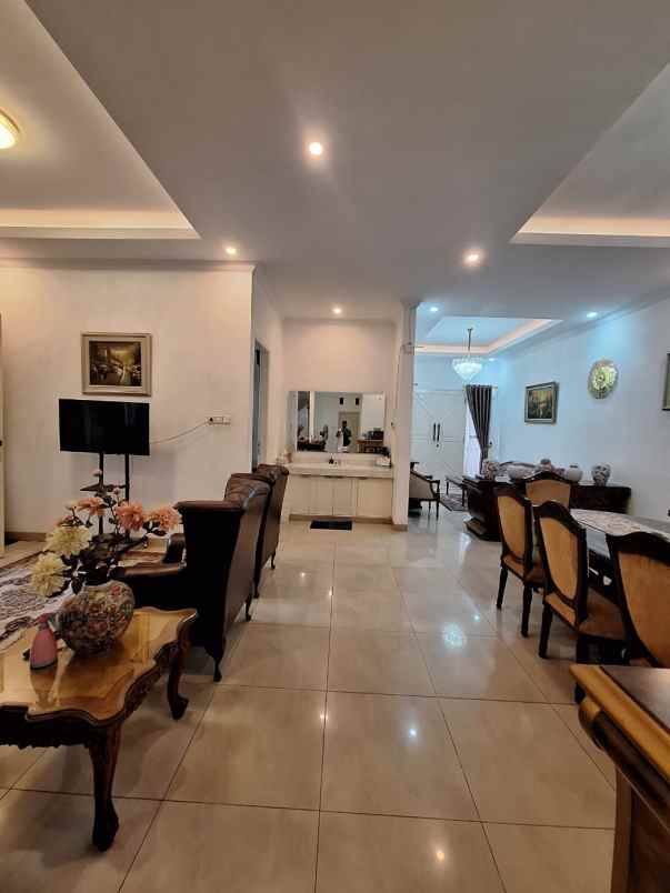 rumah mewah klasik bebas banjir di taman galaxy bekasi