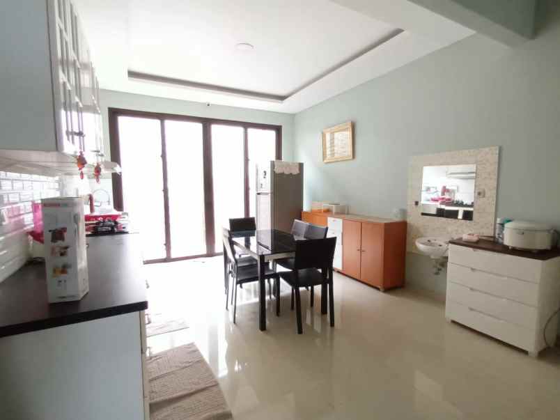 rumah sarijadi bandung dekat ke tol pasteur