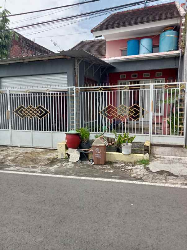 rumah siap huni pinggir jalan aspal kota batu