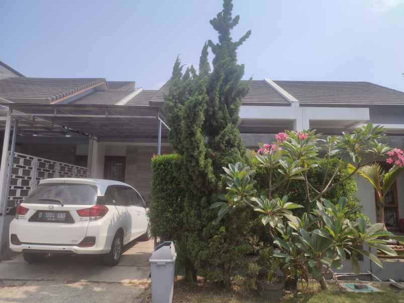 rumah terawat di cherry field buahbatu