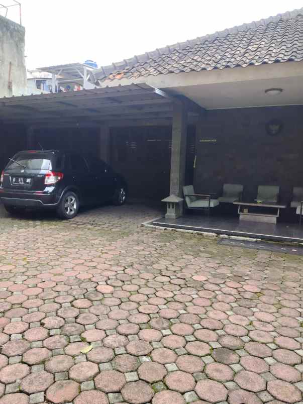 rumah terawat di mainroad setiabudi bandung