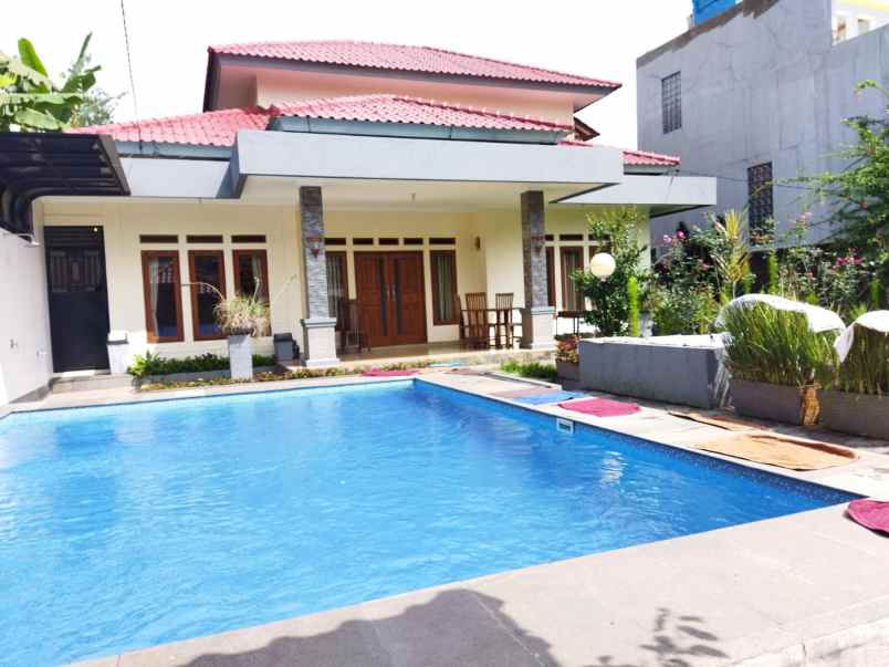 villa nazwa cisarua taman safari puncak