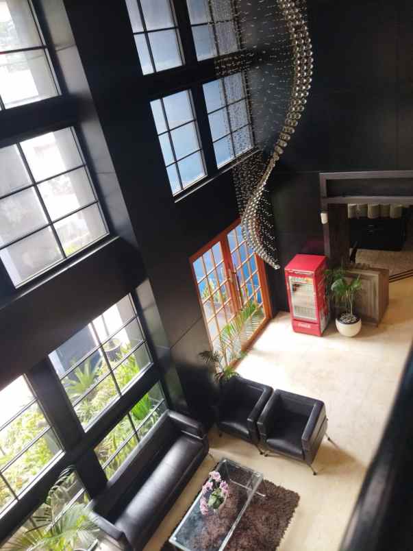 dijual hotel jl otista