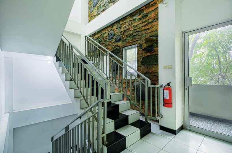 dijual hotel jl raya husein