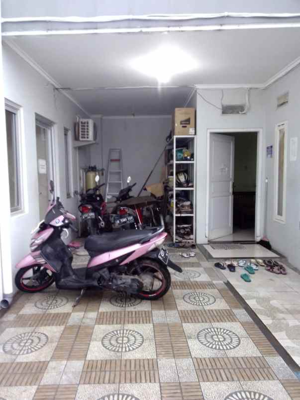 dijual kost perum mahkota regency karawang