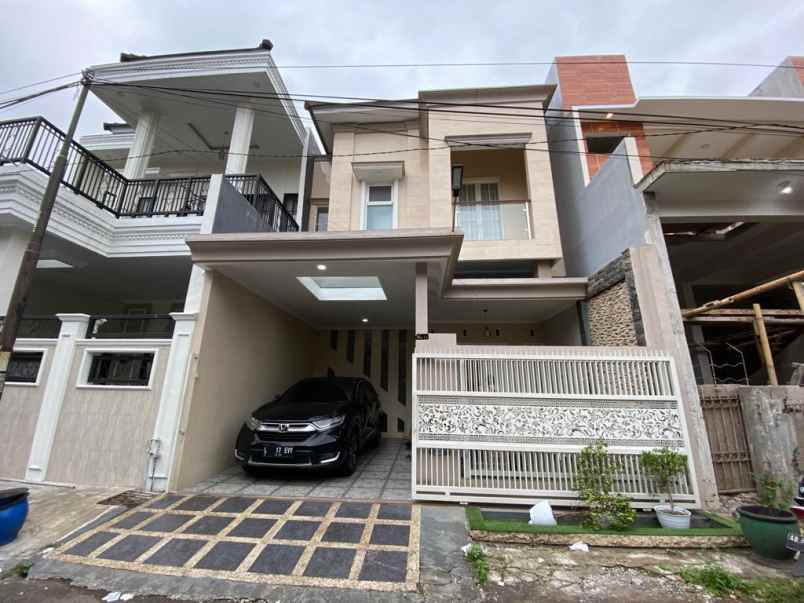 dijual murah rumah cantik 2 lantai 5 menit suhat