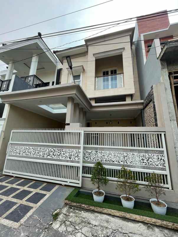 dijual murah rumah cantik 2 lantai 5 menit suhat