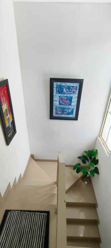 dijual rumah 2 lantai hook full furnished