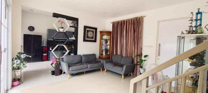 dijual rumah 2 lantai hook full furnished